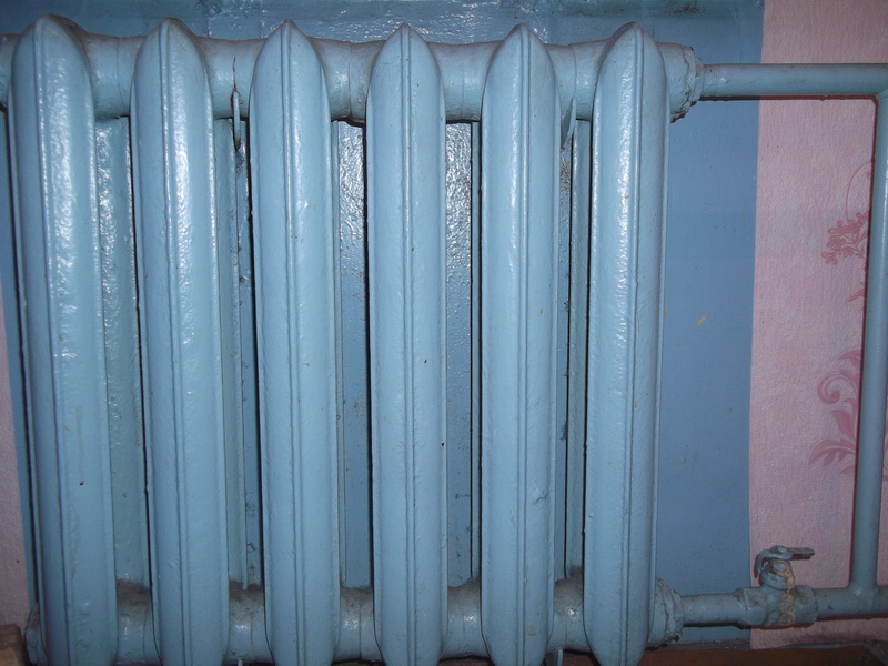 Советские радиаторы отопления. МС-140-300 радиатор чугунный. Старые радиаторы отопления. Старые чугунные батареи. Старый чугунный радиатор.
